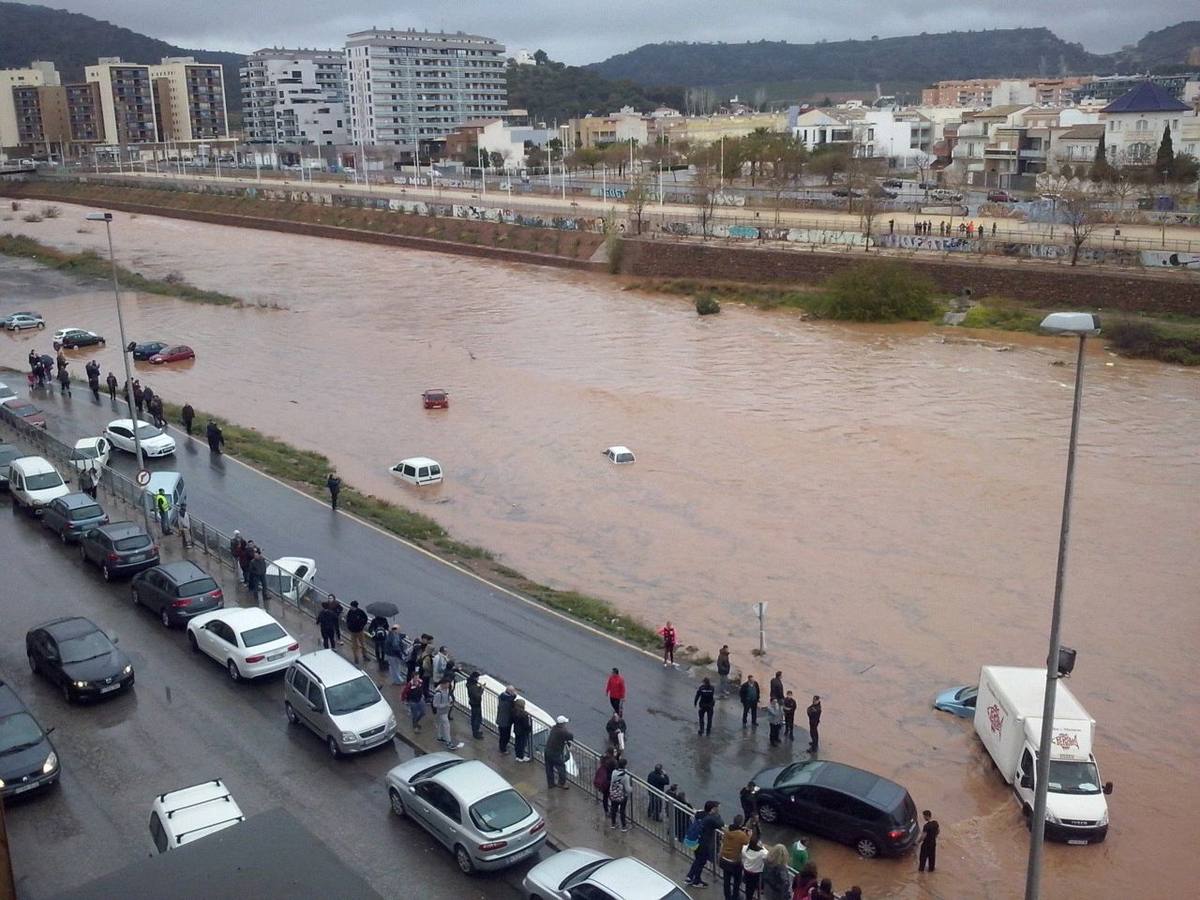 Los bomberos buscan a una mujer que ha caído al río Sénia en la Pobla de Benifassà