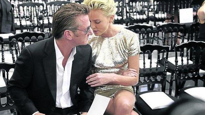 Sean Penn deja el tabaco para no molestar a Charlize Theron y su hijo