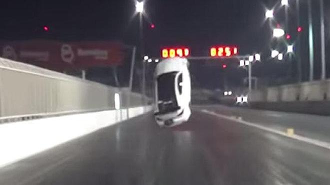 Un Lexus sale volando y se estrella contra una barrera de seguridad