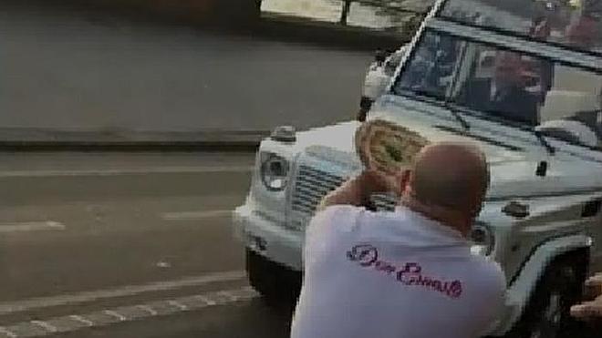 El Papa Francisco recibió una pizza de manos de un cocinero de Nápoles