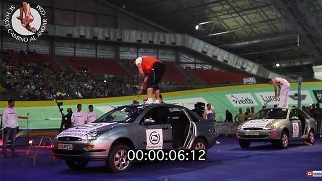 Un vasco corta un coche por la mitad, con un hacha, en un minuto y medio