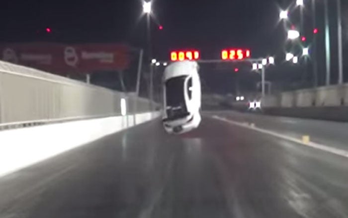 Un Lexus sale volando y se estrella contra una barrera de seguridad