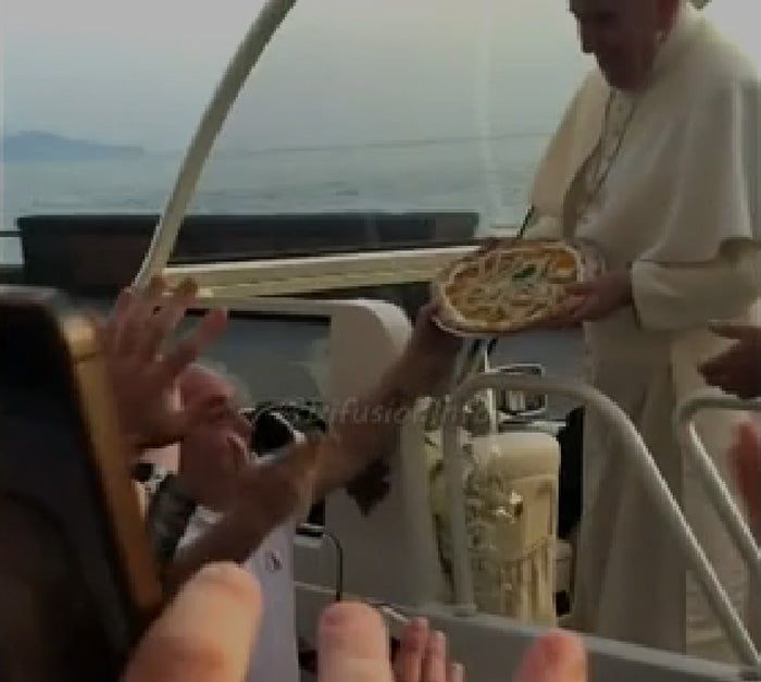 El Papa Francisco recibió una pizza de manos de un cocinero de Nápoles