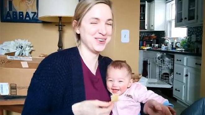 Un bebé se parte de la risa cuando su madre come nachos
