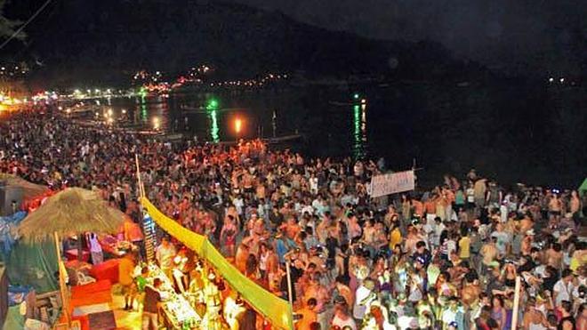 Salen a tomar algo en Inglaterra y acaban de fiesta en Tailandia