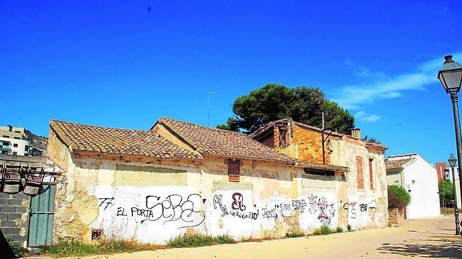 La ruina se adueña de unas alquerías destinadas para viviendas en Benicalap
