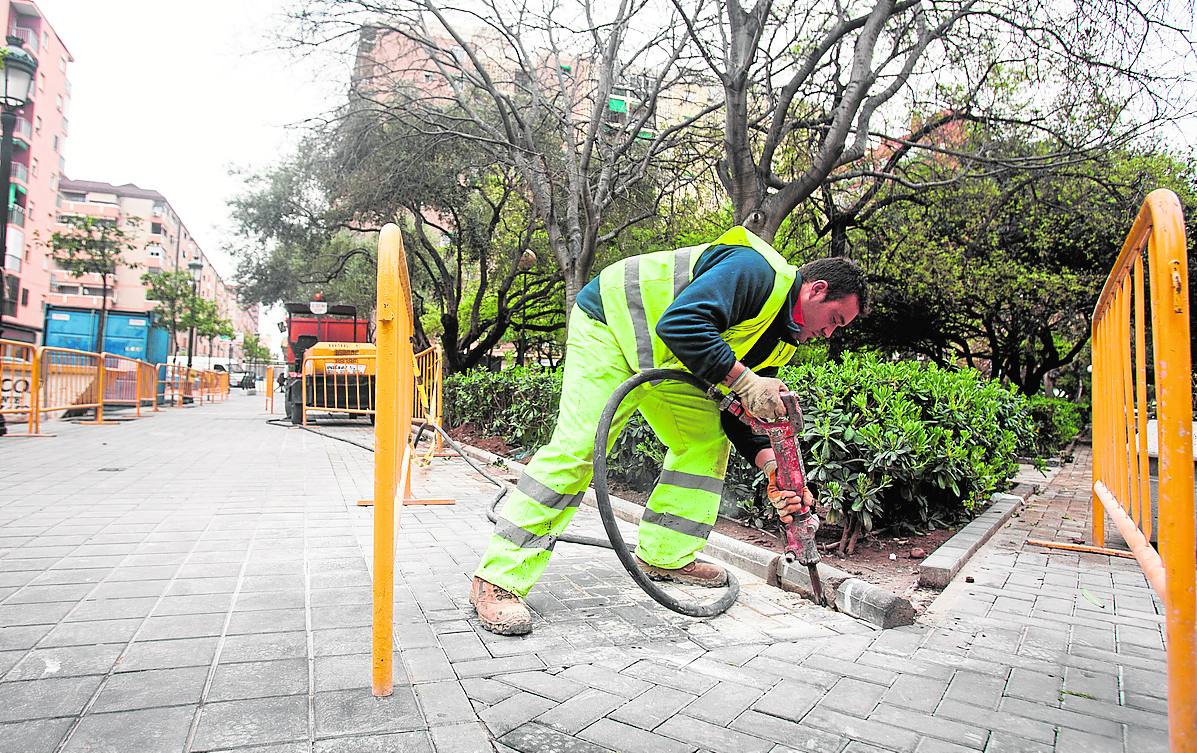 El Ayuntamiento coloca la primera verja en un jardín por el botellón