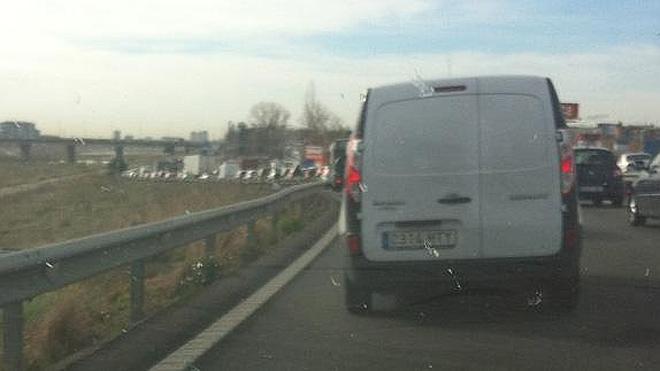 Un accidente en la V-30 provoca retenciones de más de 2 kilómetros