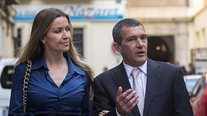 Banderas guía a su novia por la Semana Santa malagueña