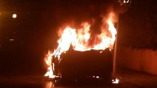 Espectacular incendio de un coche en La Cañada