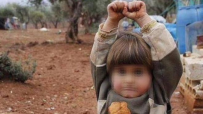 Una niña siria se rinde ante una cámara al pensar que era un arma