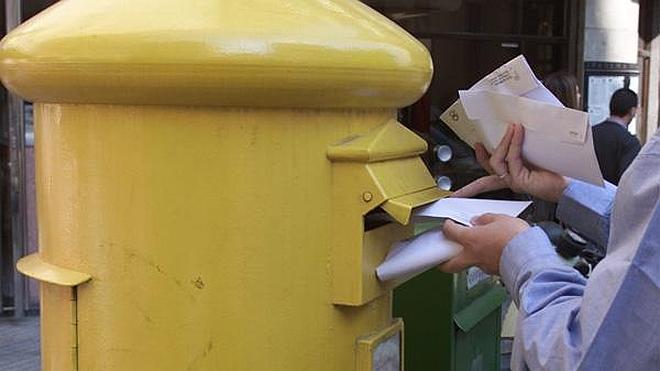 Detienen a un cartero que guardaba más de 7.000 cartas en casa