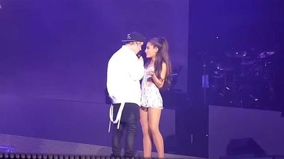 Justin Bieber se olvida de la letra de la canción de Ariana Grande durante un concierto