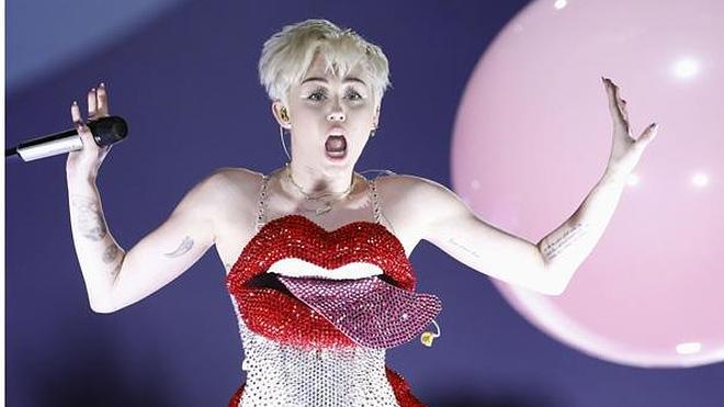 Miley Cyrus se hace un collar con su propia muela del juicio
