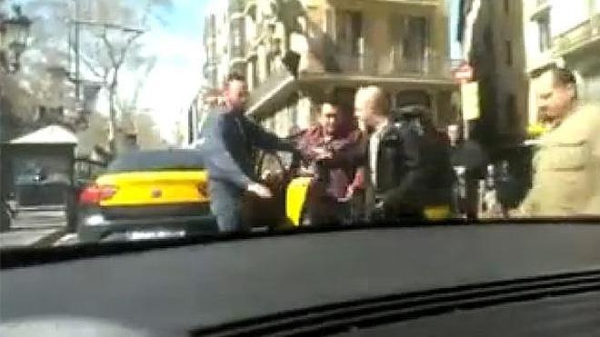 Dos taxistas se pelean en pleno centro de Barcelona