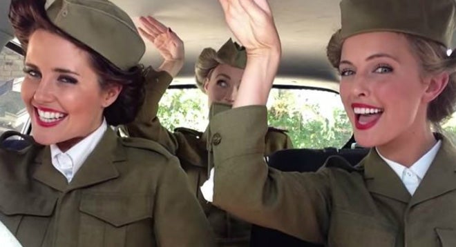 Sketch She hace un repaso por la música desde los años 40