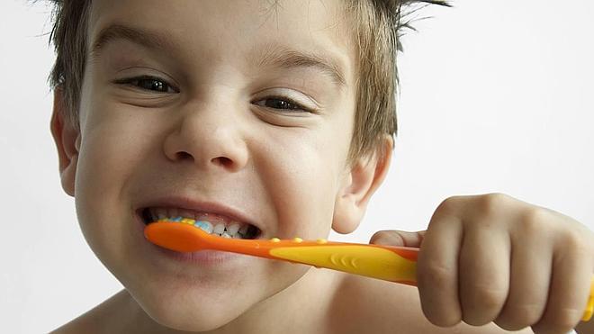 Mantener la sonrisa intacta en lo niños: 7 consejos para evitar las caries en Pascua
