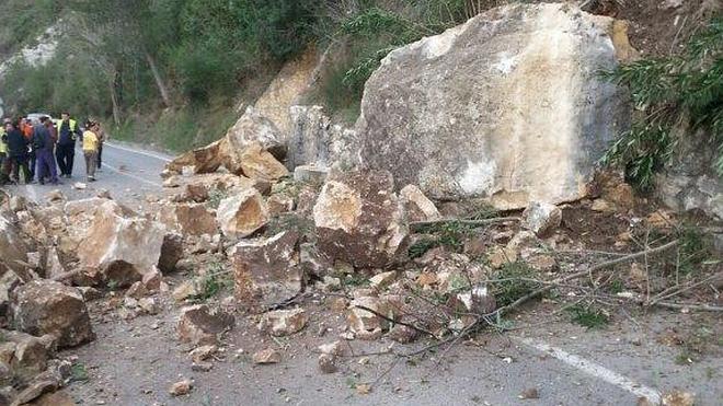 Nuevos desprendimientos obligan a cortar de nuevo la CV-428 en Cortes de Pallás