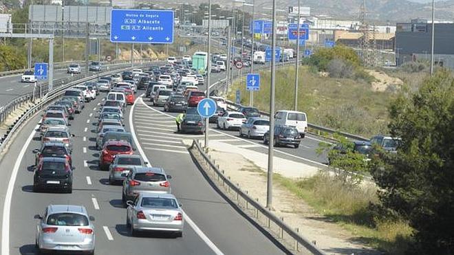 Operación retorno: 16 kilómetros de atasco en la A-3 en Requena