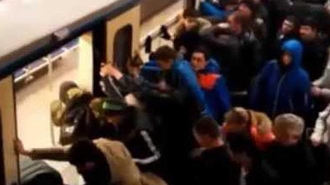 Los pasajeros rescatan a una anciana que había quedado atrapada en las vías del Metro de Moscú