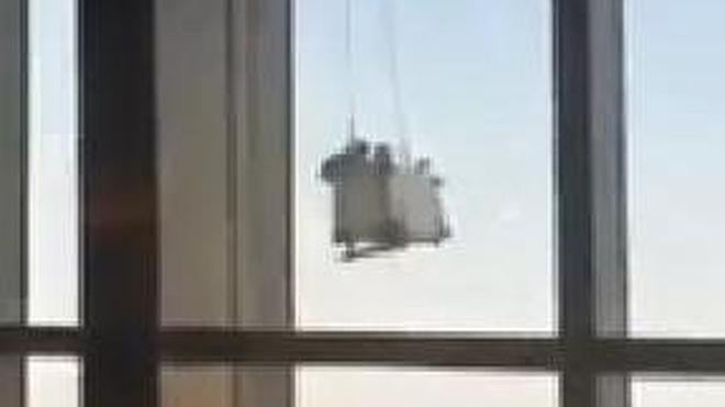 Un andamio se balancea descontrolado con trabajadores dentro en China