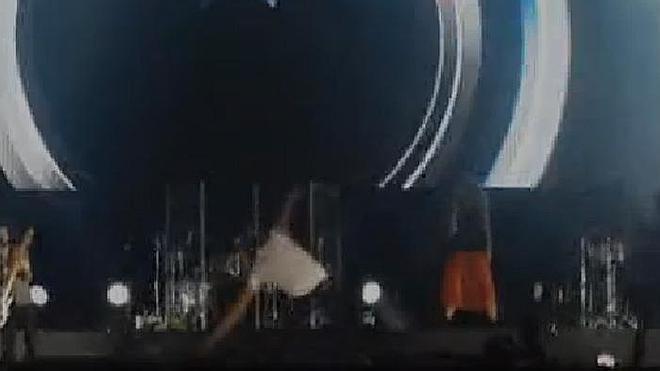 Enrique Iglesias se cae durante un concierto