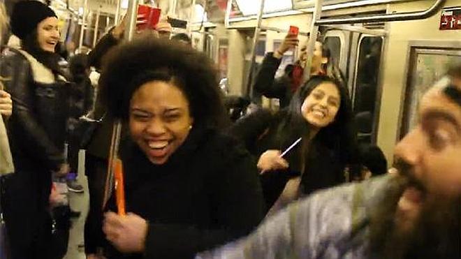 Montan un espectacular fiesta en el metro de Nueva York