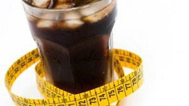 Los refrescos light ensanchan la cintura, según un estudio