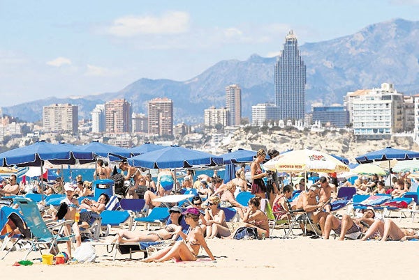 Casi la mitad de los turistas que recibe la Comunitat se concentra en cuatro meses