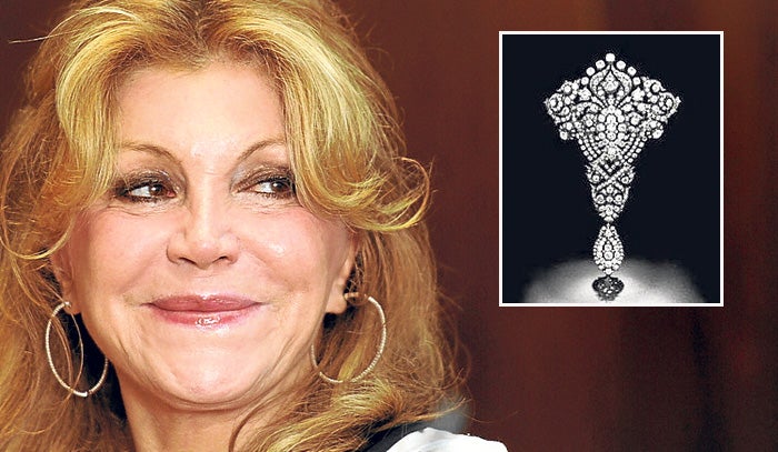Tita vende los diamantes de la reina María Cristina