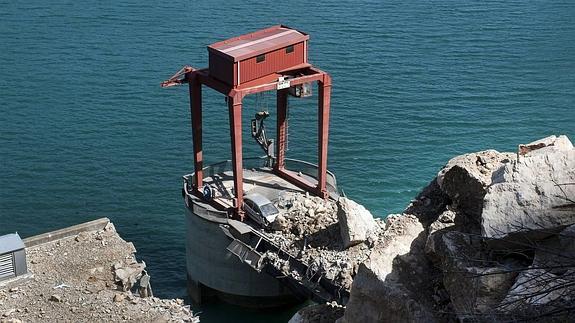Ofrecen una barcaza militar para transportar vehículos a Cortes de Pallás
