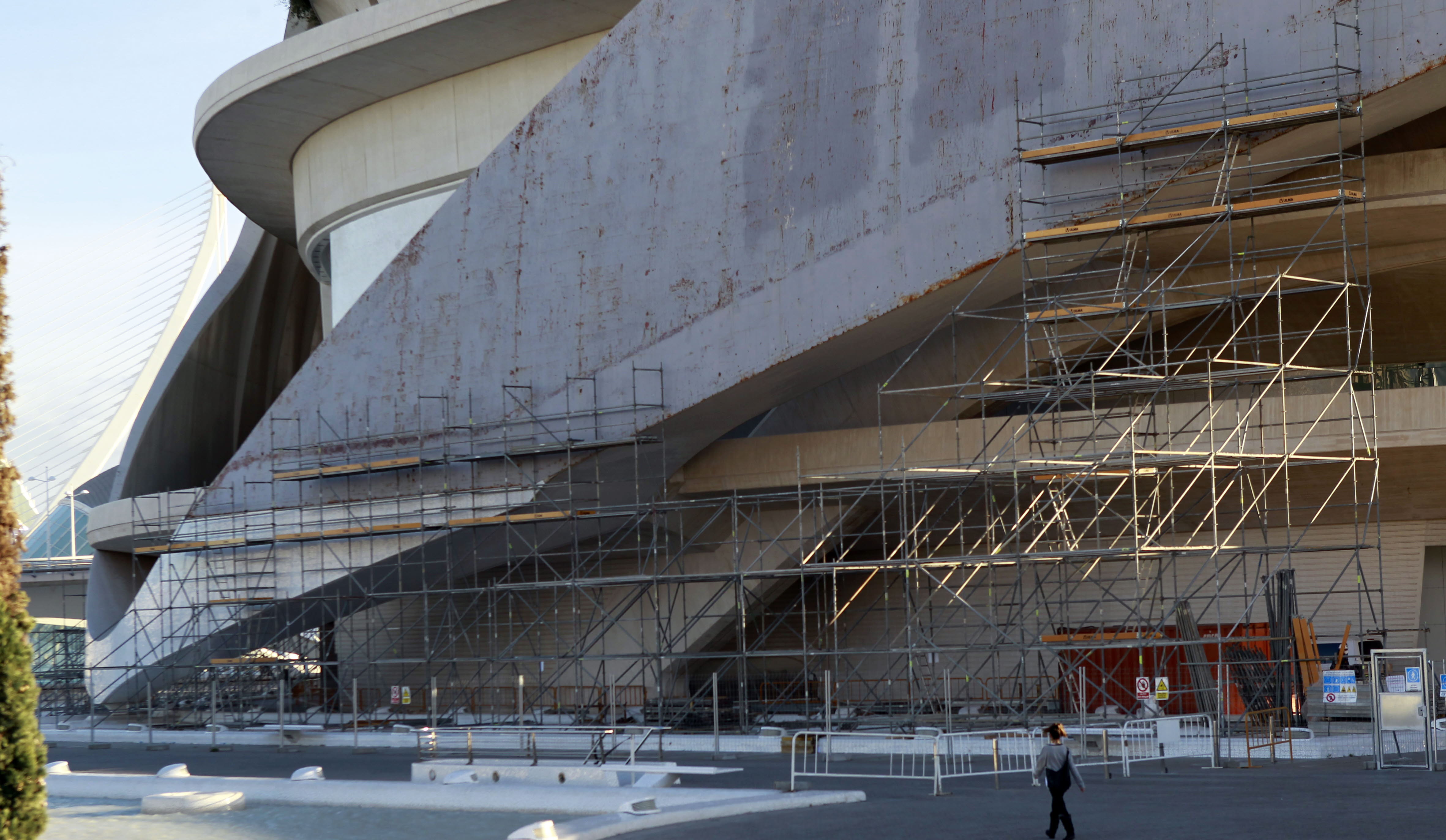 Les Arts ya luce el trencadís en el 75% de la fachada sur