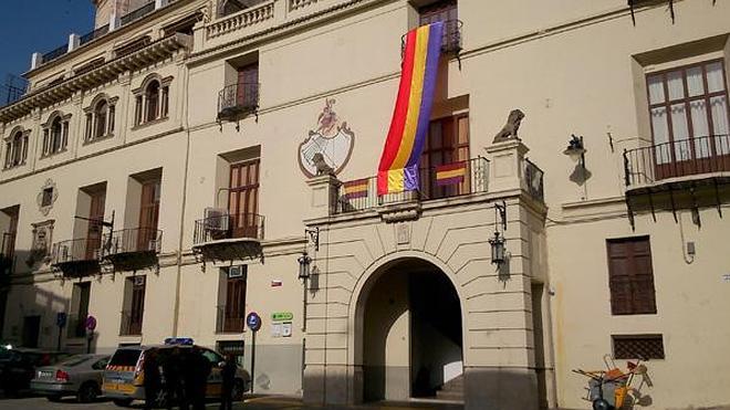 Cuelgan una bandera republicana gigante en el ayuntamiento de Ontinyent