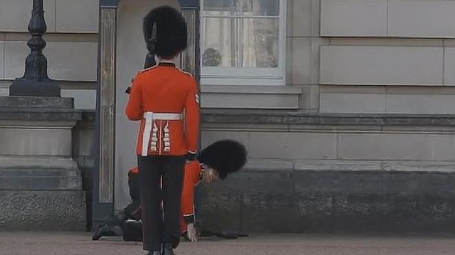 Un guarda del Palacio de Buckingham se cae durante el cambio de guardia