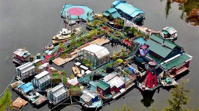 'La Caleta de la libertad', el barrio flotante y autosuficiente de la familia Adams
