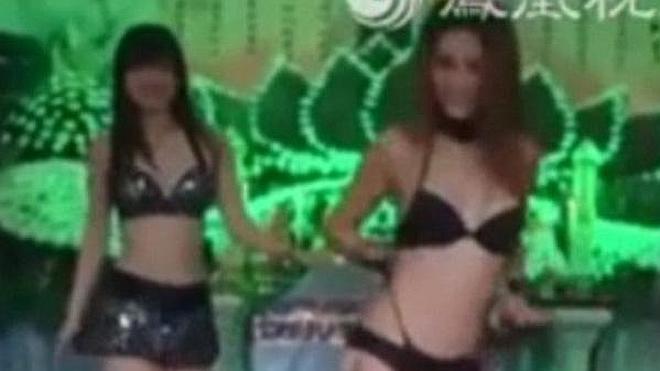 Una mujer contrata una actuación de strippers para el funeral de su marido