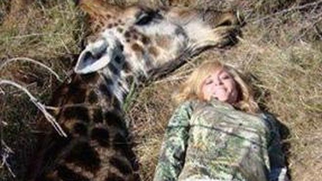 Una cazadora es amenazada por fotografiarse junto al cadáver de una jirafa