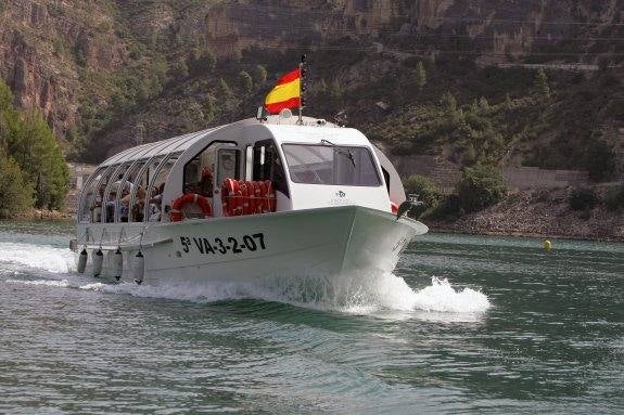 Una barca transforma 2 horas de viaje en un trayecto de 10 minutos en Cortes