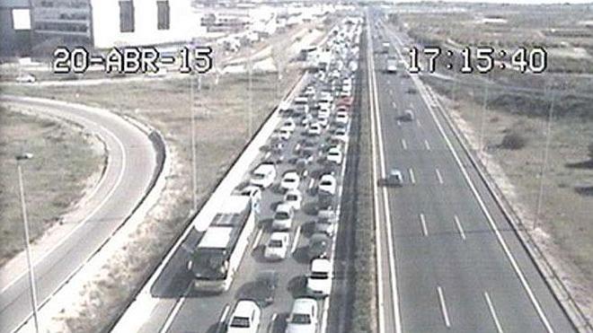 Colas kilométricas y atasco de 4 horas en la Pista de Silla por un accidente