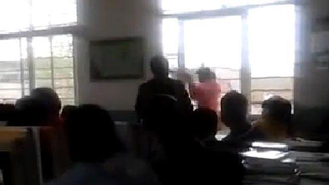 Brutal agresión de un profesor a una alumna en China