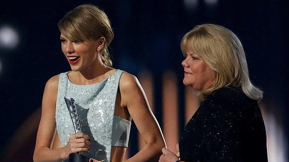 Taylor Swift recibe el premio Milestone de manos de su madre
