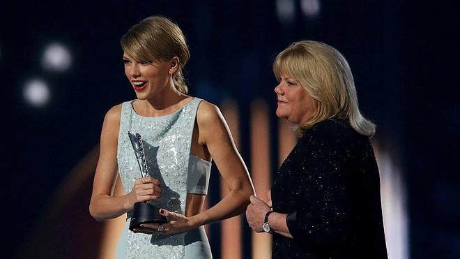 Taylor Swift recibe el premio Milestone de manos de su madre