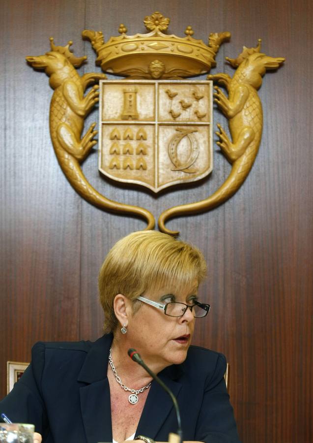 Milagrosa Martínez a quien le cuestiona: «Como alcaldesa y señora no les voy a contestar»