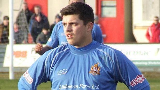 Un futbolista despedido por mantener relaciones sexuales con una hincha en el campo