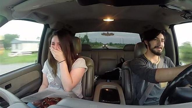 Una chica tira por tierra la romántica invitación de su novio