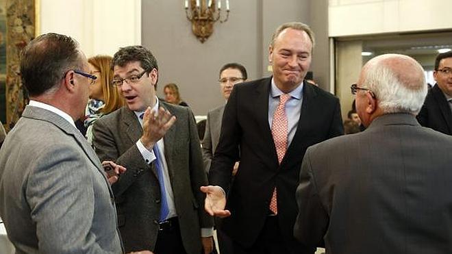 Fabra anuncia que bajará los impuestos a quien cobre menos de 35.000 euros al año