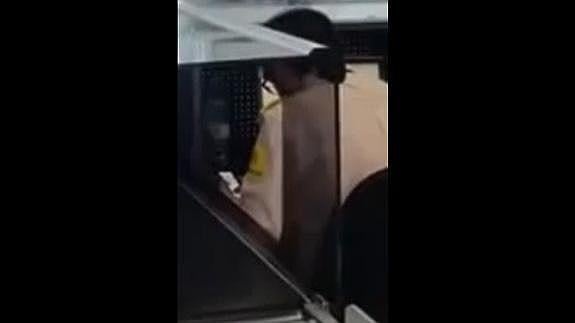 Pillan a una vigilante del aeropuerto de Barcelona ensimismada con el móvil