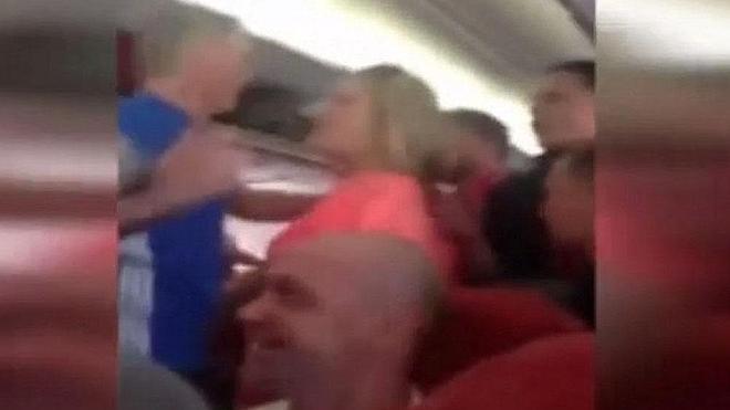 Pasajeros británicos en una despedida de soltero causan el caos en un vuelo a Alicante
