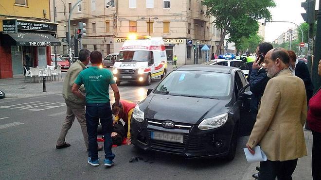 Una motorista herida al ser arrollada por un vehículo cuando circulaba por la avenida Burjassot