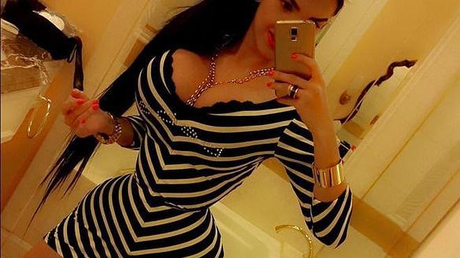 Una joven modifica su cuerpo tras usar un corsé durante seis años